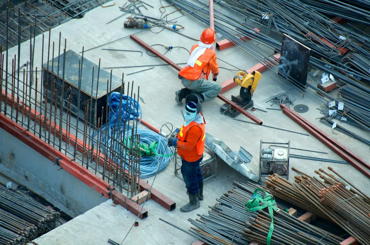 Ouvriers VBATI avec casque sur un chantier de rénovation à Neuchâtel